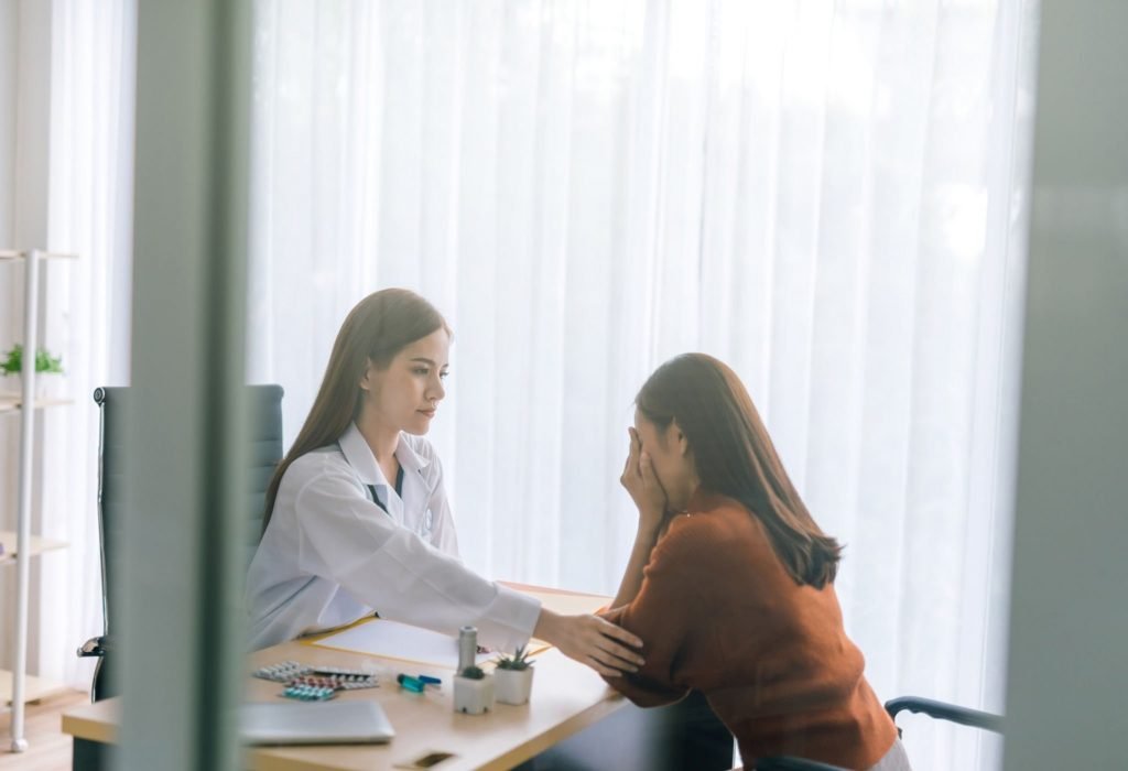 Woman talking to a therapist in a professional enviroment